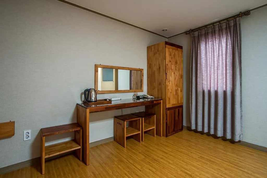 Maple Hotel 济州市 2*,